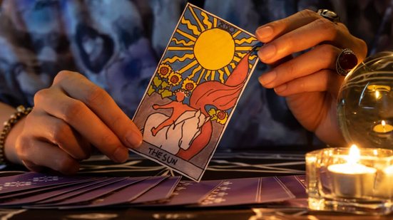 O tarot é um poderoso recurso para entender melhor a si e a vida (Imagem: vimolsiri.s | Shutterstock)