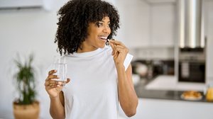 Os suplementos nutricionais são um complemento à alimentação (Imagem: insta_photos | Shutterstock)