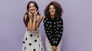 A estampa poá pode ser combinada de diferentes maneiras (Imagem: Look Studio | Shutterstock)