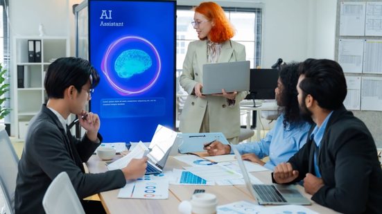 Inteligência artificial passa a fazer parte da rotina estratégica das empresas (Imagem: Fit Ztudio | Shutterstock)