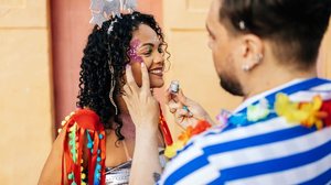 A aplicação de glitter na maquiagem deve ser acompanhada por alguns cuidados para garantir a saúde da pele (Imagem: Kleber Cordeiro | Shutterstock)