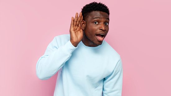 É importante evitar certos hábitos que podem causar danos à audição (Imagem: Bohdan Malitskiy | Shutterstock)