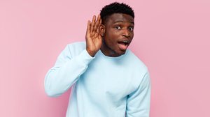 É importante evitar certos hábitos que podem causar danos à audição (Imagem: Bohdan Malitskiy | Shutterstock)