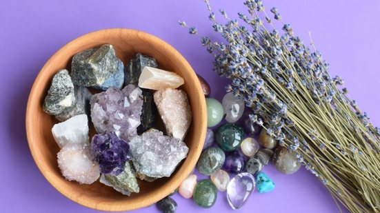 Cristais, cores, aromas e números associados aos signos podem ser usados para atrair boa sorte e proteção aos nativos do zodíaco (Imagem: Oksana Lyskova | Shutterstock)