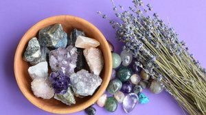 Cristais, cores, aromas e números associados aos signos podem ser usados para atrair boa sorte e proteção aos nativos do zodíaco (Imagem: Oksana Lyskova | Shutterstock)