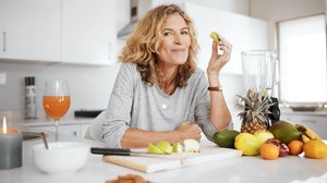 Adotar um padrão alimentar saudável e natural contribui para aliviar dores (Imagem: PeopleImages.com - Yuri A | Shutterstock)