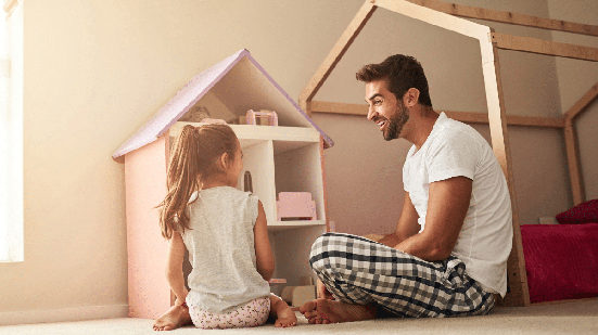Observar a criança ajuda a escolher brinquedos que combinam com sua rotina e seu jeito de brincar (Imagem: PeopleImages | Shutterstock)