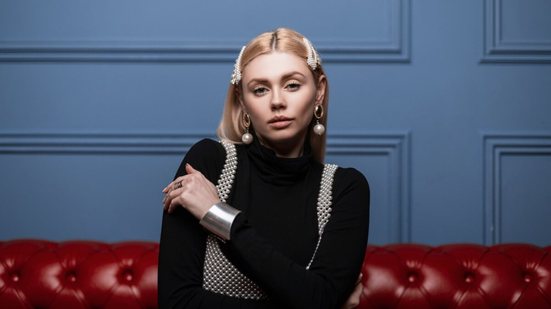 Os acessórios de cabelo voltaram à moda com novos formatos e estilos (Imagem: Alones | Shutterstock)