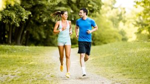 A corrida é um dos treinos aeróbios mais eficazes para quem quer perder peso (Imagem: BGStock72 | Shutterstock)