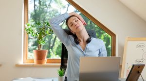 Pequenas pausas para praticar exercícios leves durante o expediente auxiliam a saúde física e mental (Imagem: Arturs Budkevics | Shutterstock)