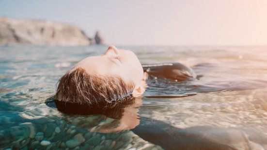 Caminhar à beira-mar ou apreciar a natureza pode trazer benefícios terapêuticos para a saúde (Imagem: panophotograph | Shutterstock)