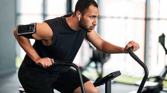 A escolha do melhor momento do cardio  depende do objetivo (Imagem: Prostock-studio | Shutterstock)
