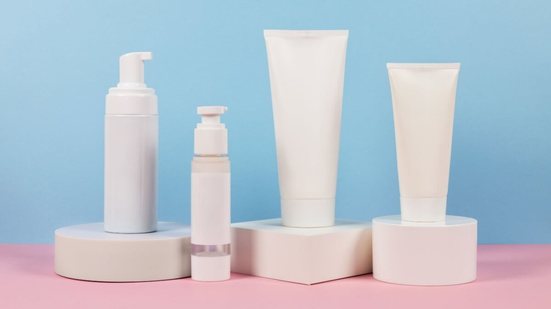 Os dermocosméticos podem fazer parte da rotina de cuidados com a pele (Imagem: Skrypnykov Dmytro | Shutterstock)