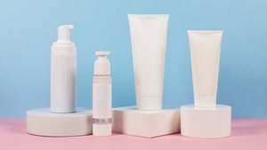 Os dermocosméticos podem fazer parte da rotina de cuidados com a pele (Imagem: Skrypnykov Dmytro | Shutterstock)