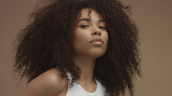 São Paulo Fashion Week reforça a tendência dos cabelos naturais como forma de expressão (Imagem: Beauty Stock | Shutterstock)