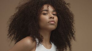 São Paulo Fashion Week reforça a tendência dos cabelos naturais como forma de expressão (Imagem: Beauty Stock | Shutterstock)