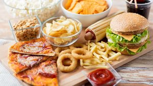 O consumo excessivo de alimentos ultraprocessados pode prejudicar a saúde (Imagem: Ground Picture | Shutterstock)