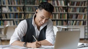 Saber os erros mais cometidos na redação do Enem é essencial para evitá-los e garantir uma nota acima da média (Imagem: fizkes | Shutterstock)