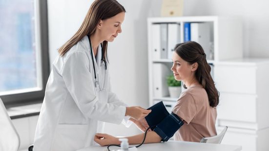 A hipertensão pode afetar a saúde vascular (Imagem: Syda Productions | Shutterstock)