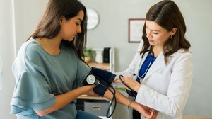 A hipertensão tem sido diagnosticada cada vez mais cedo, principalmente em pessoas com menos de 40 anos (Imagem: antoniodiaz | Shutterstock)