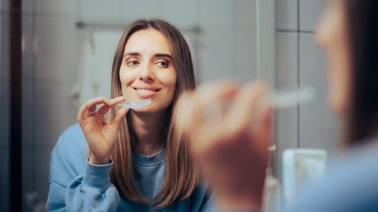 O clareamento dental deve seguir critérios técnicos definidos por um dentista, mesmo quando feito em casa (Imagem: Nicoleta Ionescu | Shutterstock)