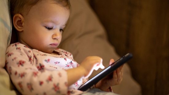A exposição precoce às telas pode prejudicar o desenvolvimento infantil (Imagem: Anna Nass | Shutterstock)