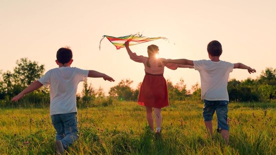 A adultização tem impacto direto no desenvolvimento das crianças (Imagem: Zoteva | Shutterstock)