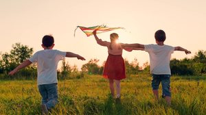 A adultização tem impacto direto no desenvolvimento das crianças (Imagem: Zoteva | Shutterstock)