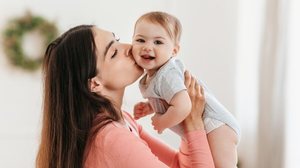 A alergia à proteína do leite de vaca é muito comum até o primeiro ano do bebê (Imagem: Prostock-studio | Shutterstock)