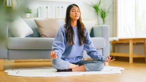 Técnicas de respiração e relaxamento, como meditação, podem ajudar no manejo do estresse (Imagem: Monster Ztudio | Shutterstock)