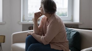O nevoeiro cerebral é um sintoma comum na menopausa (Imagem: fizkes | Shutterstock)