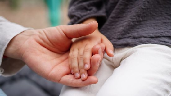 Comum na infância, a síndrome mão-pé-boca pode afetar diretamente a alimentação e a saúde bucal (Imagem: nastya_ph | Shutterstock)