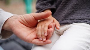 Comum na infância, a síndrome mão-pé-boca pode afetar diretamente a alimentação e a saúde bucal (Imagem: nastya_ph | Shutterstock)