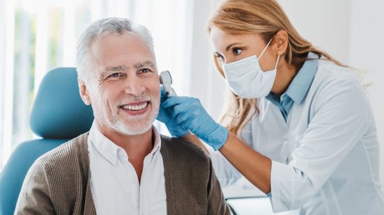 A ruptura do tímpano deve ser avaliada por um otorrinolaringologista (Imagem: Inside Creative House | Shutterstock)