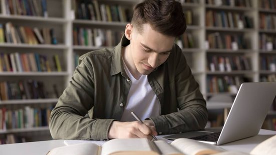 Estudar os temas recorrentes pode ajudar a garantir uma boa nota (Imagem: fizkes | Shutterstock)