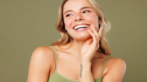 Os poros fazem parte da pele, mas é possível deixá-los menos evidentes (Imagem: ViDI Studio | Shutterstock)