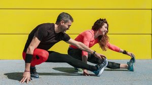 O aquecimento e o alongamento antes da corrida ajudam a evitar lesões (Imagem: Manu Reyes | Shutterstock)