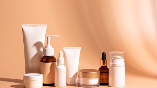Excesso de produtos no skincare pode causar danos à pele (Imagem: Oksana Mizina | Shutterstock)