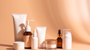 Excesso de produtos no skincare pode causar danos à pele (Imagem: Oksana Mizina | Shutterstock)