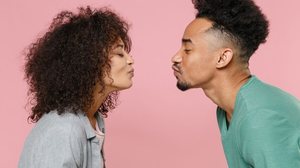 Muito além de um gesto de carinho e afeto, o beijo carrega consigo uma série de implicações para a saúde bucal e geral (Imagem: ViDI Studio | Shutterstock)