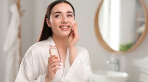 Certos ativos beneficiam a pele em diferentes partes do dia (Imagem: New Africa | Shutterstock)