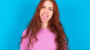 A saburra lingual pode ser um sinal de que algo não vai bem na sua higiene oral (Imagem: Jihan Nafiaa Zahri | Shutterstock)