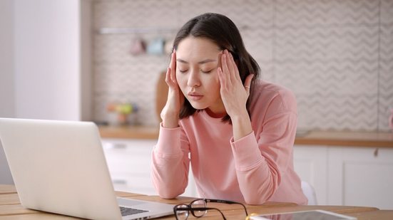 Dor de cabeça persistente pode indicar alterações neurológicas importantes, incluindo tumor cerebral (Imagem: GoSlow | Shutterstock)