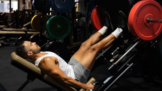 Excesso de esforço físico na musculação e a prática errada aumentam casos de artrose entre os jovens (Imagem: Ladanifer | Shutterstock)