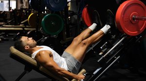 Excesso de esforço físico na musculação e a prática errada aumentam casos de artrose entre os jovens (Imagem: Ladanifer | Shutterstock)