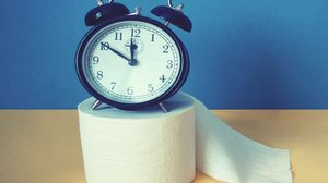 Quando acordar para urinar à noite se torna frequente ou começa a atrapalhar o sono, pode indicar algo além do esperado (Imagem: Alrandir | Shutterstock)