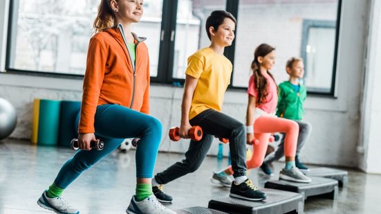 A prática de atividade física é importante para a saúde das crianças (Imagem: LightField Studios | Shutterstock)