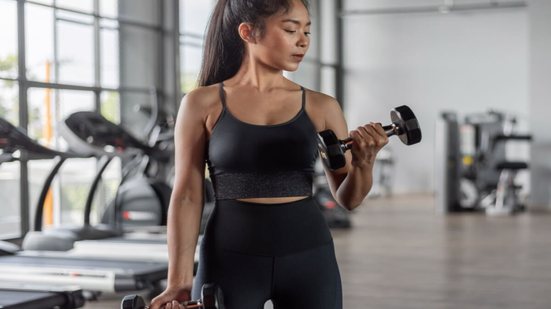 Respeitar os sinais do corpo é fundamental para evitar lesões e queda de desempenho no pós-folia (Imagem: Sarayut Sridee | Shutterstock)