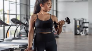 Respeitar os sinais do corpo é fundamental para evitar lesões e queda de desempenho no pós-folia (Imagem: Sarayut Sridee | Shutterstock)