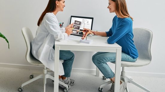 O ideal é que a primeira consulta ginecológica aconteça preferencialmente após a menarca (Imagem: Peakstock | Shutterstock)